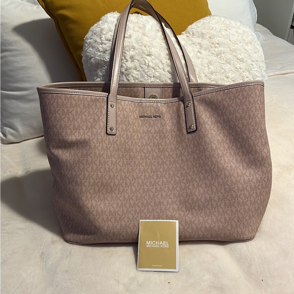 Michael Kor Medium Jet Set Leather Saffiano Open Tote with magnetic closure.
